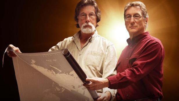 Rick und Marty Lagina betrachten eine Karte in der Werbung für „Beyond Oak Island“.