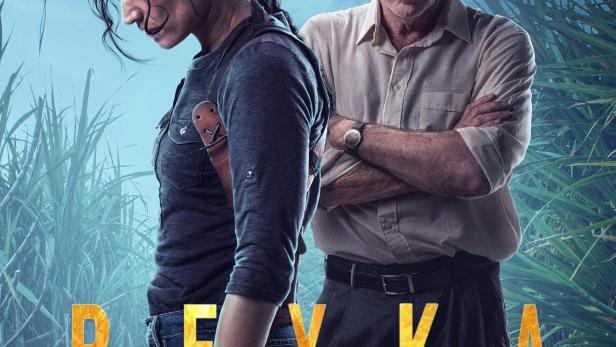 Ein Filmposter für „Reyka“ zeigt eine Frau mit einer Waffe und einen Mann vor Zuckerrohrfeldern.