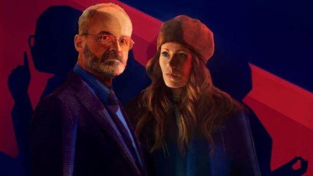 Das Filmplakat zu „Agatha Christie’s Hjerson“ zeigt einen Mann und eine Frau vor blau-rotem Hintergrund.