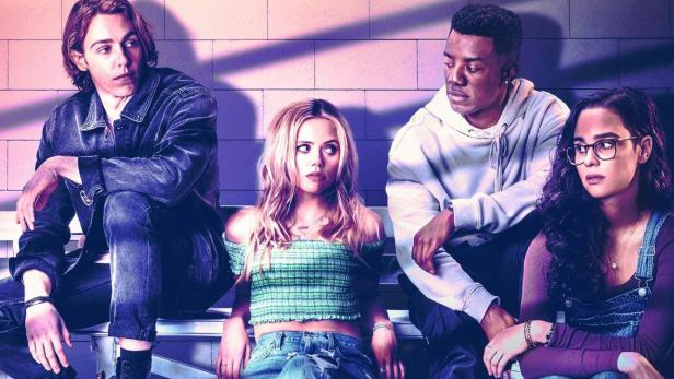 Vier Jugendliche sitzen vor einer Ziegelwand mit dem Titel „One of Us Is Lying“.