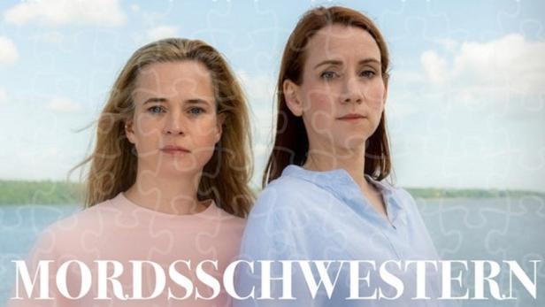 Das Filmplakat für „Mordsschwestern“ zeigt zwei Schwesternpaare vor einem See.
