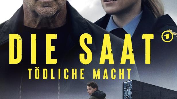 Das Filmplakat für „Die Saat – Tödliche Macht“ zeigt zwei Ermittler und einen jungen Mann vor einer arktischen Landschaft.