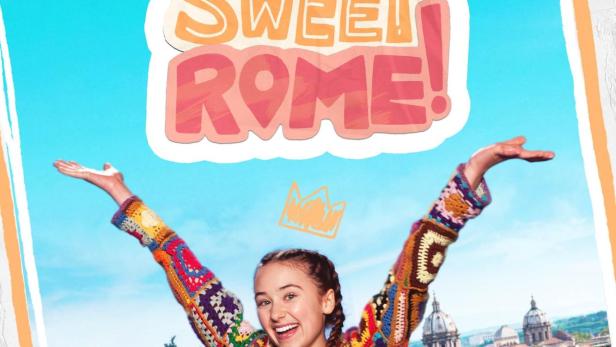 Eine junge Frau mit erhobenen Armen vor der Skyline von Rom mit dem Schriftzug „Home Sweet Rome!“.