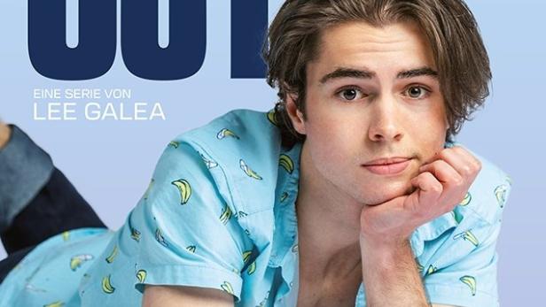 Ein junger Mann liegt auf dem Bauch, den Kopf auf die Hand gestützt, vor dem Poster für „Single, Out“.