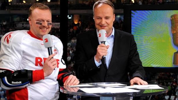 Zwei Männer moderieren den D.E.F.B.-Pokal 2015 von „TV Total“.