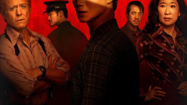 Das Filmplakat für „The Sympathizer“ zeigt verschiedene Charaktere vor einem roten Hintergrund.