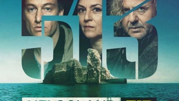 Das Poster für die Fernsehserie „Helgoland 513“ zeigt drei Personen und eine Felsinsel vor der Küste Helgolands.