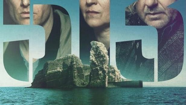 Das Poster für die Sky Original Serie „Helgoland 513“ zeigt drei Gesichter und eine Felsinsel vor der Nordsee.