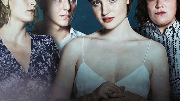 Das Filmplakat für „Haus aus Glas“ zeigt vier junge Menschen vor einem dunklen Hintergrund.