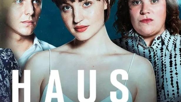 Das Filmplakat zu „Haus aus Glas“ zeigt drei junge Menschen vor einem blauen Hintergrund.