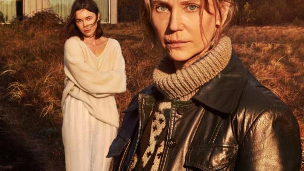 Zwei Frauen stehen vor einem modernen Haus in der Natur, im Vordergrund der Schriftzug „Sanningen“.