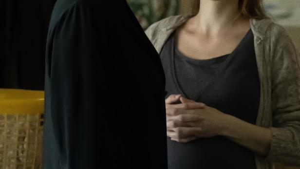 Zwei Frauen, eine davon schwanger, stehen vor dem Schriftzug „Reset – Wie weit willst du gehen?“.