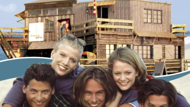 Das DVD-Cover der zweiten Staffel von „Die Strandclique“ zeigt die Hauptdarsteller vor einem Strandhaus.
