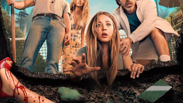 Das Filmplakat zu „Based on a True Story“ zeigt vier Personen und ein Beinpaar in einem Erdloch.