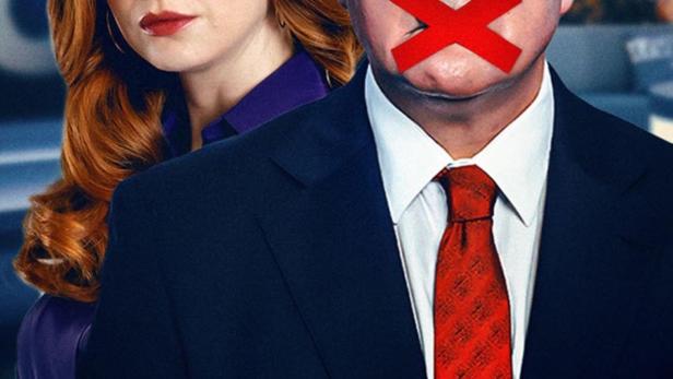 Ein Mann mit einem roten X-förmigen Klebeband über dem Mund, neben einer Frau, für „Douglas Is Cancelled“.