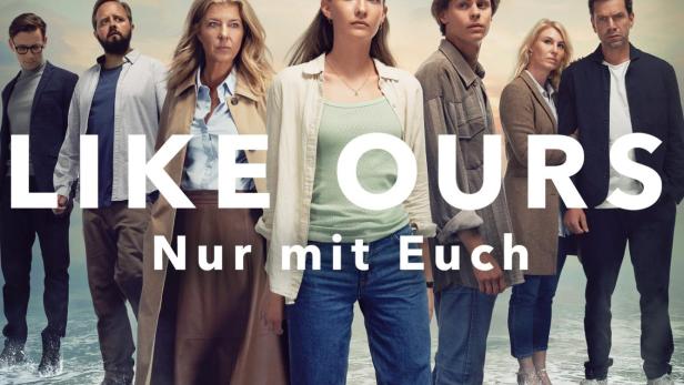 Das Filmplakat für „Families Like Ours“ zeigt eine Gruppe von Menschen am Wasser.