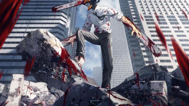 Der „Chainsaw Man“ steht blutverschmiert auf Trümmern vor einer zerstörten Stadt.