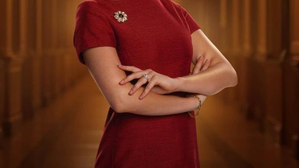 Die Schauspielerin posiert im roten Kleid für ein Porträt der Serie „Máxima“.