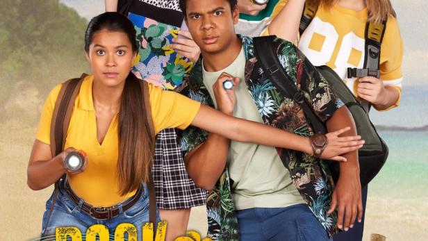 Fünf Jugendliche mit Taschenlampen stehen vor dem Hintergrund der „Rock Island Mysteries“.