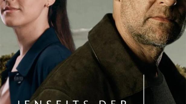 Das Filmplakat für die deutsche Fernsehserie „Jenseits der Spree“ mit zwei Schauspielern.