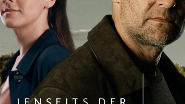 Das Filmplakat für „Jenseits der Spree“ zeigt zwei Ermittler vor einer Brücke.