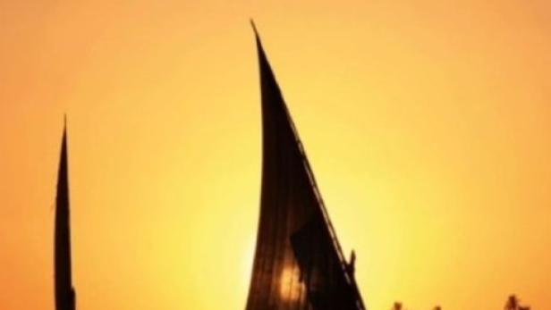 Segelboote auf dem Nil bei Sonnenuntergang.