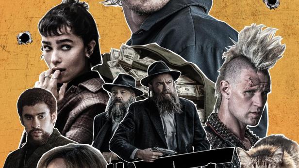 Das Filmplakat für „Caught Stealing“ zeigt eine Gruppe von Charakteren und eine Katze vor einem orangefarbenen Hintergrund mit Einschusslöchern.