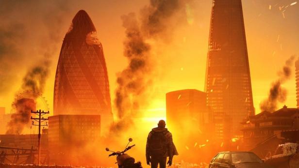 Ein Mann steht vor einem Motorrad in einer zerstörten Stadtlandschaft, im Hintergrund markante Gebäude.