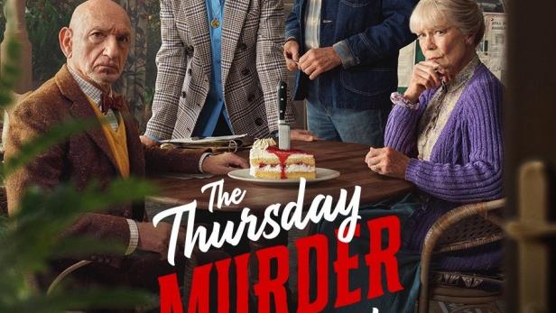 Das Filmplakat für „The Thursday Murder Club“ zeigt vier ältere Personen an einem Tisch mit Kuchen.