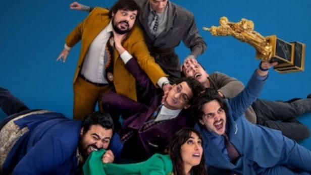 Das Filmplakat für „Fantasy Football Ruined Our Lives“ zeigt eine Gruppe von Leuten, die auf dem Boden liegen.