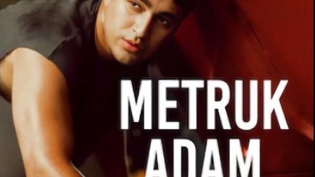 Ein Mann namens Metruk Adam repariert ein Auto.