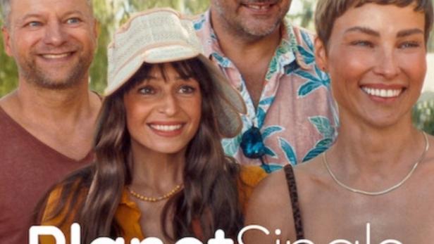 Das Filmplakat für „Planet Single: Griechisches Abenteuer“ zeigt vier lächelnde Personen vor Bäumen.
