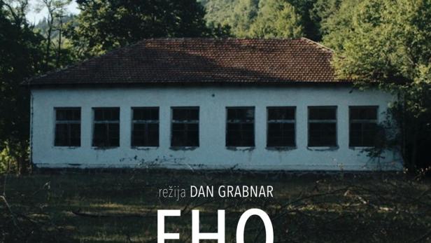 Das Filmplakat für „EHO“ zeigt ein Gebäude vor einer bewaldeten Hügellandschaft.