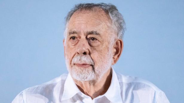 Porträt von Francis Ford Coppola vor einem hellblauen Hintergrund.