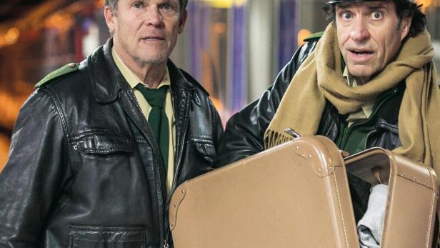 Das Filmplakat zu „Hubert und Staller: Eine schöne Bescherung“ zeigt die beiden Polizisten mit einem Koffer.