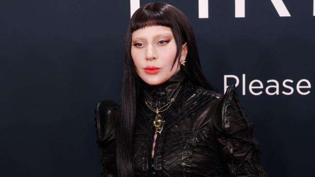 Lady Gaga in einem schwarzen Lederoutfit auf einem Event.