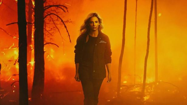 Sarah Michelle Gellar als Brandermittlerin in „Wolf Pack“ vor einem Waldbrand.