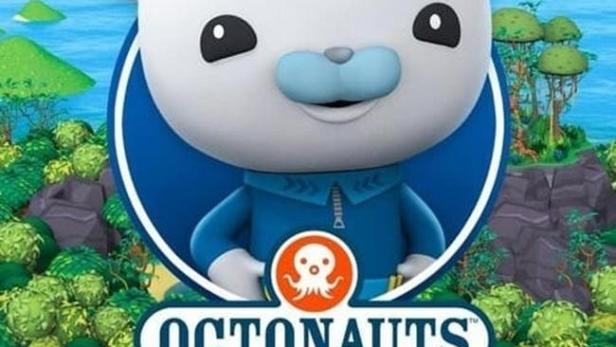 Ein Bär mit Kapitänsmütze vor dem Hintergrund der „Octonauts: Above & Beyond“-Kulisse.