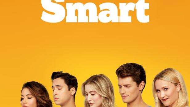 Fünf junge Leute stehen vor einem gelben Hintergrund, einige tippen auf ihren Handys, einer liest ein Buch.