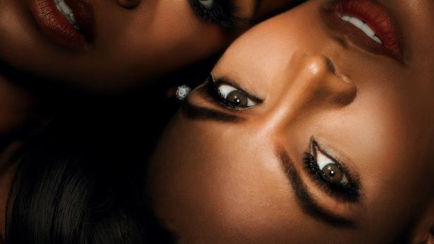 Das Cover von „Beauty in Black“ zeigt zwei Frauen mit dunkler Haut und auffälligem Make-up.