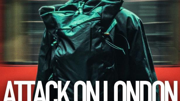 Ein Mann mit Rucksack steht vor einem fahrenden Zug, im Vordergrund der Titel „Attack on London“.