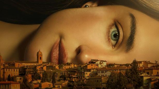 Das Filmplakat zeigt das Gesicht einer Frau über einer italienischen Stadt; Titel: „The Twisted Tale of Amanda Knox“.