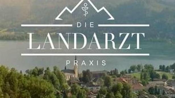 Logo der Landarztpraxis vor einer malerischen Landschaft mit See und Bergen.