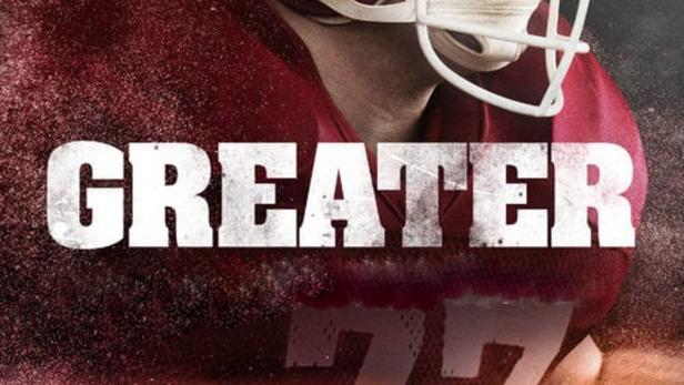 Das Filmplakat für „Greater“ zeigt einen Footballspieler und einen Mann auf dem Spielfeld.