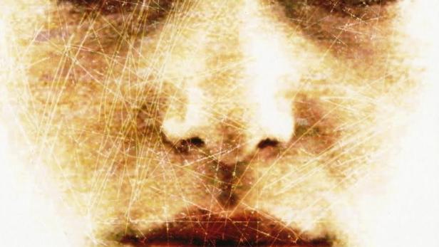 Das Filmplakat für „Karla“ zeigt das Gesicht einer jungen Frau mit blauen Augen.