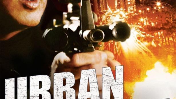 Ein Mann zielt mit einem Scharfschützengewehr in einer städtischen Umgebung.