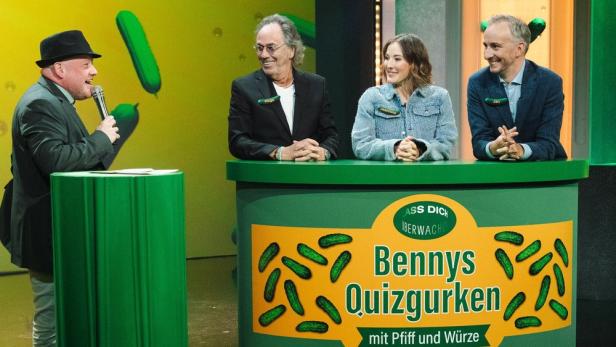 Benny moderiert seine Quizsendung „Bennys Quizgurken“ mit Hugo Egon Balder, Jeaninne Michaelsen und Jan Köppen.