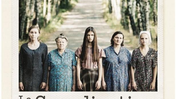 Das Filmplakat für „La Supplication“ zeigt fünf Frauen vor einem Birkenwald.