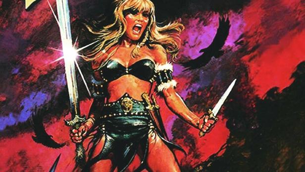 Das Filmplakat für „Hundra“ zeigt eine Kriegerin mit Schwert und Dolch vor einem roten Himmel.