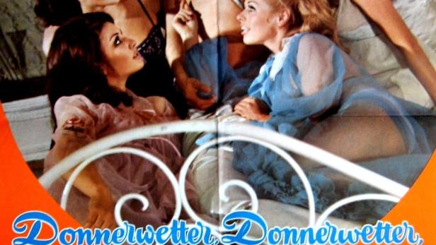 Das Filmplakat zu „Donnerwetter, Donnerwetter, Bonifatius Kiesewetter“ zeigt einen Mann mit vier Frauen im Bett.